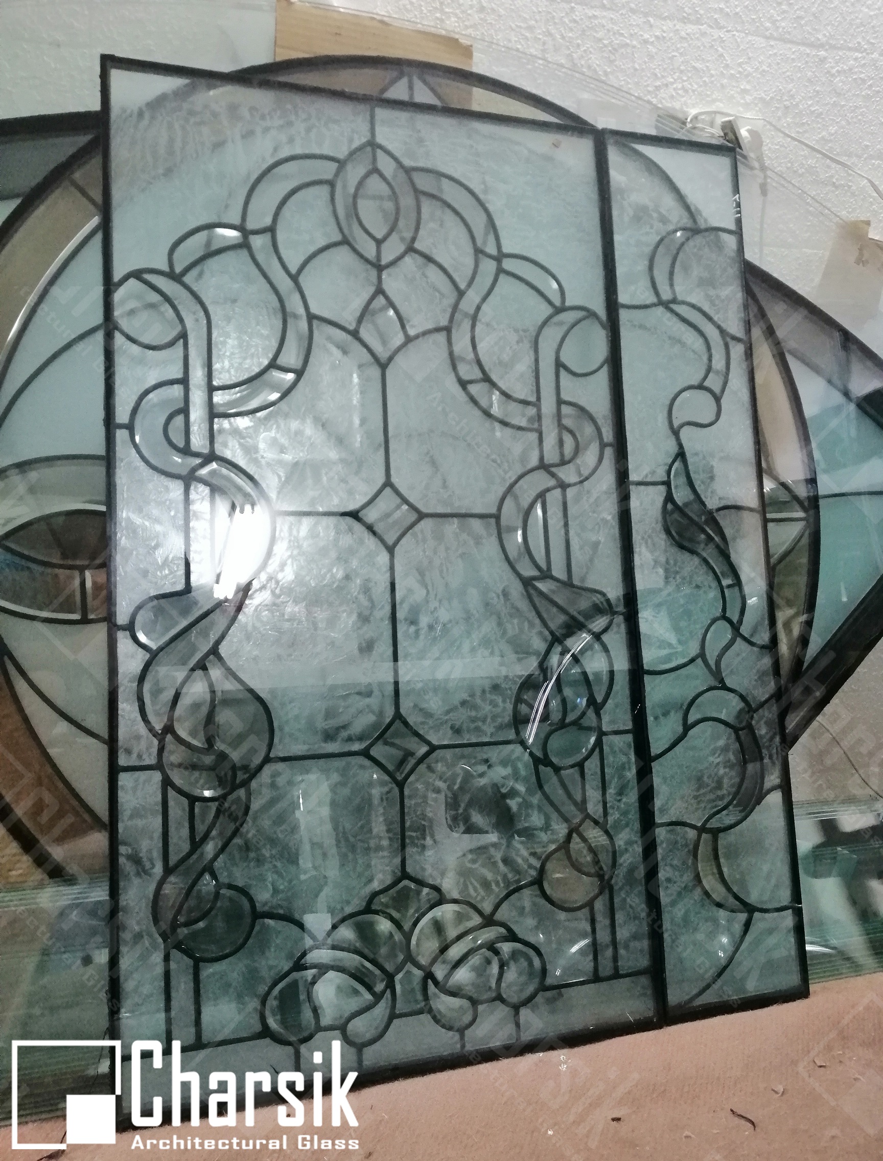 شیشه تزئینی درب ورودی فلز دار