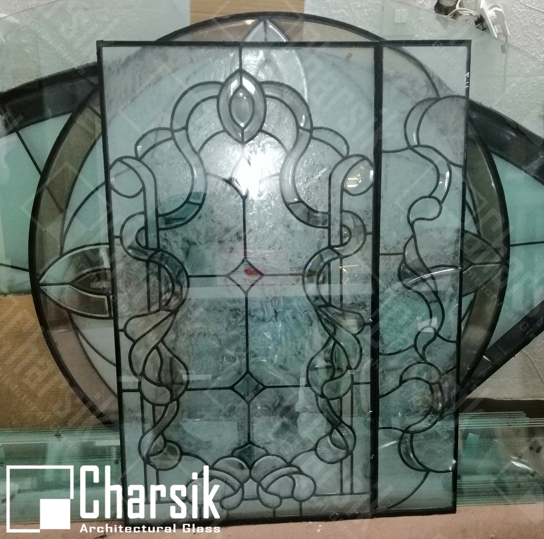 شیشه تزئینی درب ورودی فلز دار