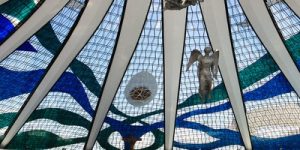 سقف شیشه ای کلیسای برازیلیا